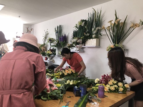 35歲零基礎學花藝師是到花店當學徒還是去花藝學校學好？