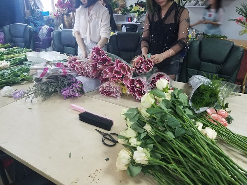 35歲零基礎學花藝師是到花店當學徒還是去花藝學校學好？